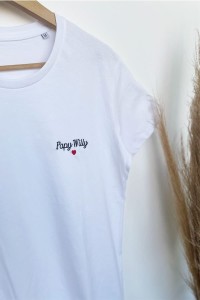 T-shirt brodé personnalisé - Texte et coeur rouge