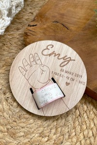 Support en bois pour bracelet de naissance | Main bébé