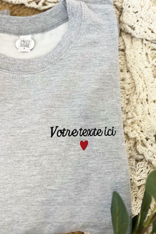 Pull personnalisé brodé | texte et coeur rouge Pull personnalisé brodé | texte et coeur rouge