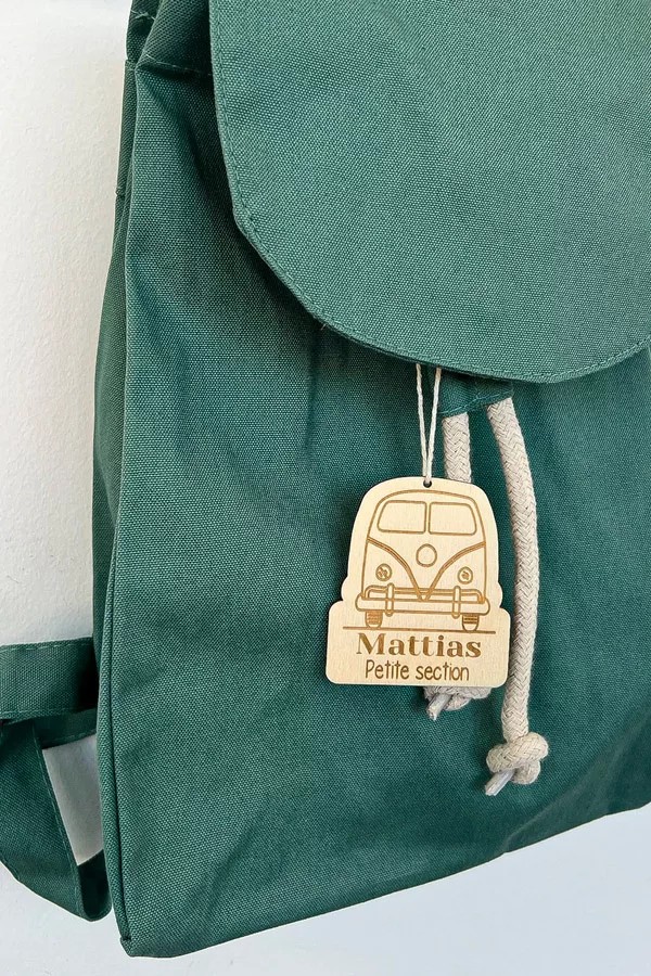 Pendentif en bois sac à dos | Informations enfant Pendentif en bois sac à dos | Informations enfant